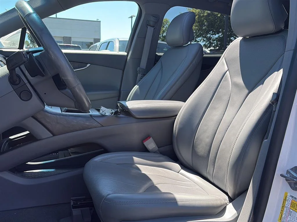Used 2019 White Platinum Tri-Coat Lincoln Reserve image 6