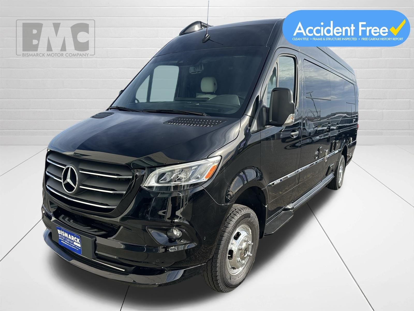 Used 2022  Mercedes-Benz 24GL 4X4 image 1