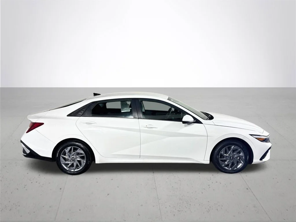 Used 2024 White Hyundai SEL image 5