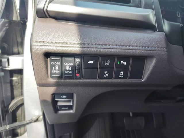 Used 2018 Silver Honda TOURING AUTO image 20