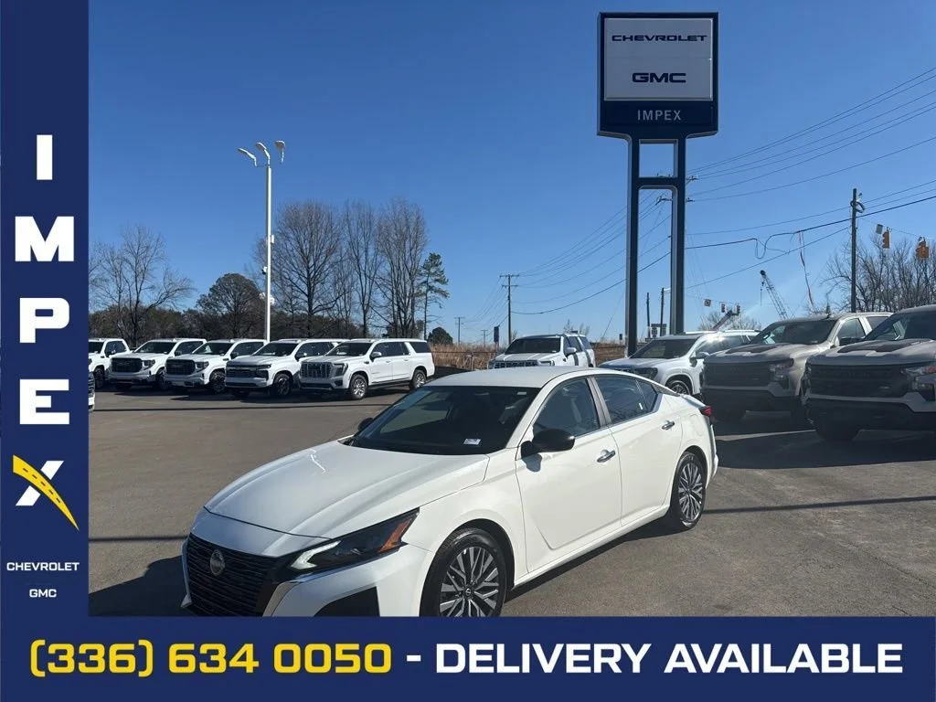Used 2025 White Nissan SV image 1
