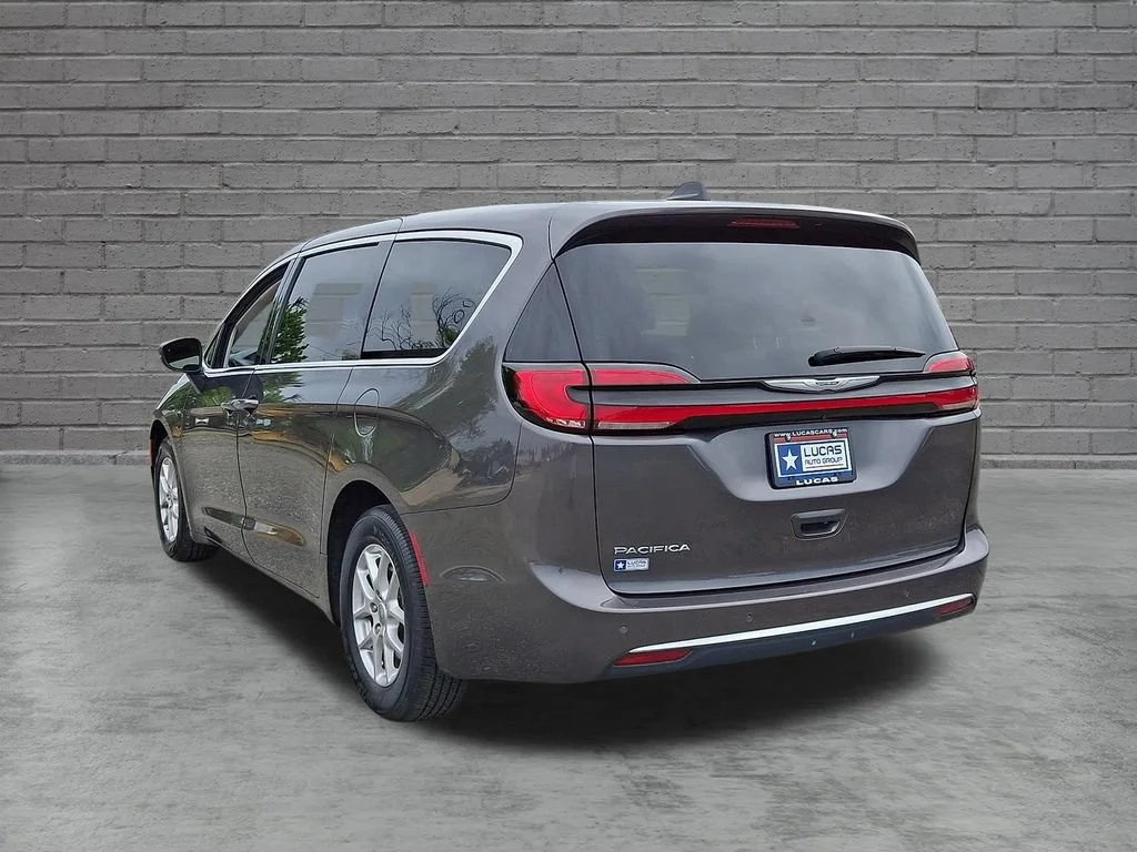 Used 2023 Granite Crystal Metallic Clearcoat Chrysler Touring L image 9