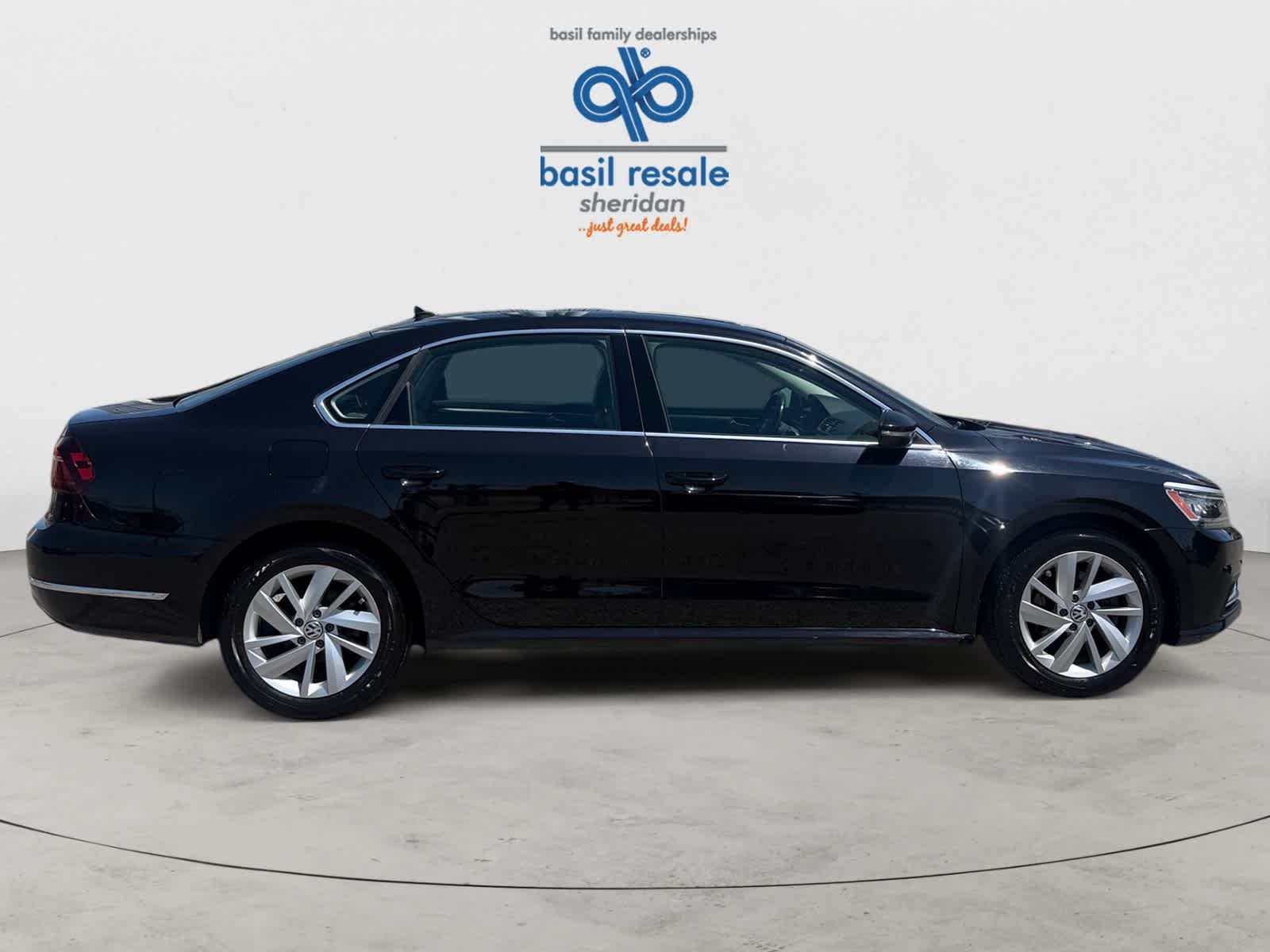 Used 2018 Deep Black Pearl Metallic Volkswagen 2.0T SE image 7
