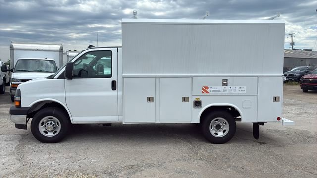 New 2025 Summit White Chevrolet 1WT image 4