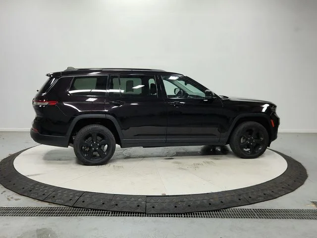 Used 2023  Jeep Limited image 9