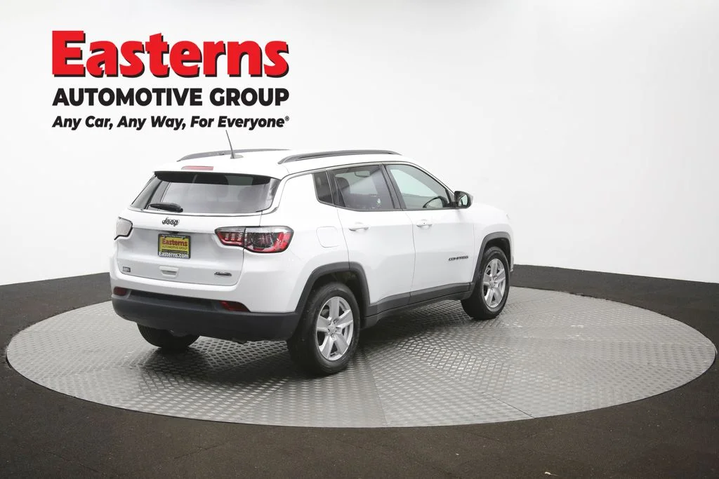 Used 2022 White Jeep Latitude image 40