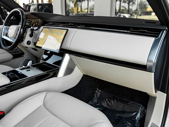 Used 2025 Fuji White Land Rover SE image 38
