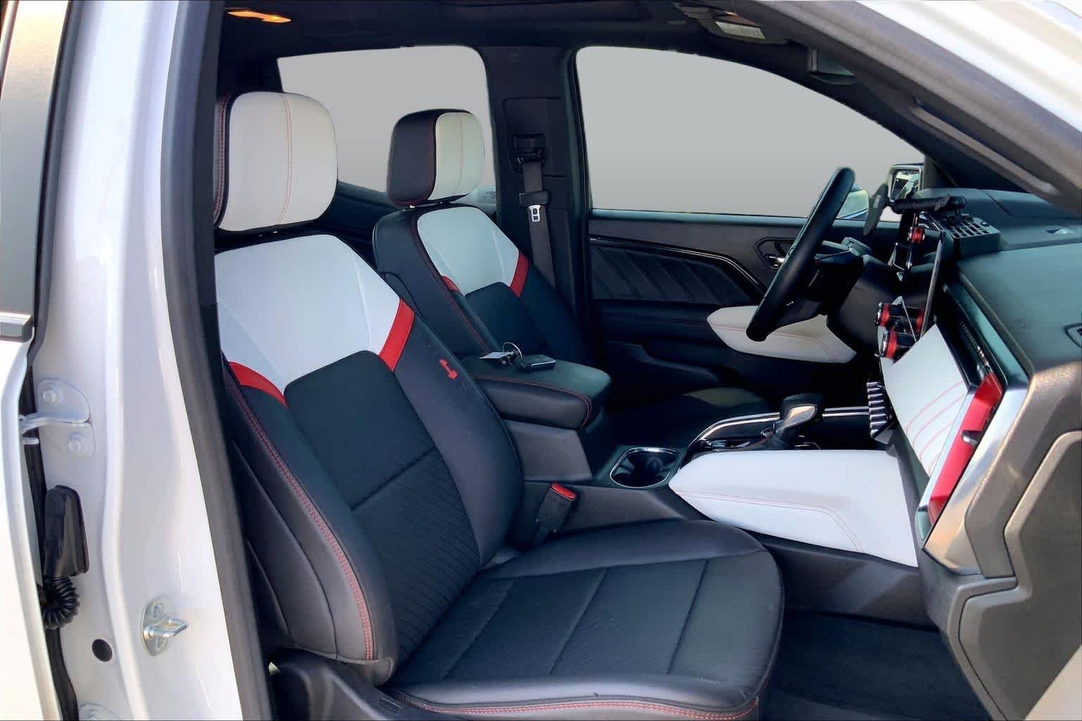 Used 2024 Summit White GMC 4WD AT4X image 9