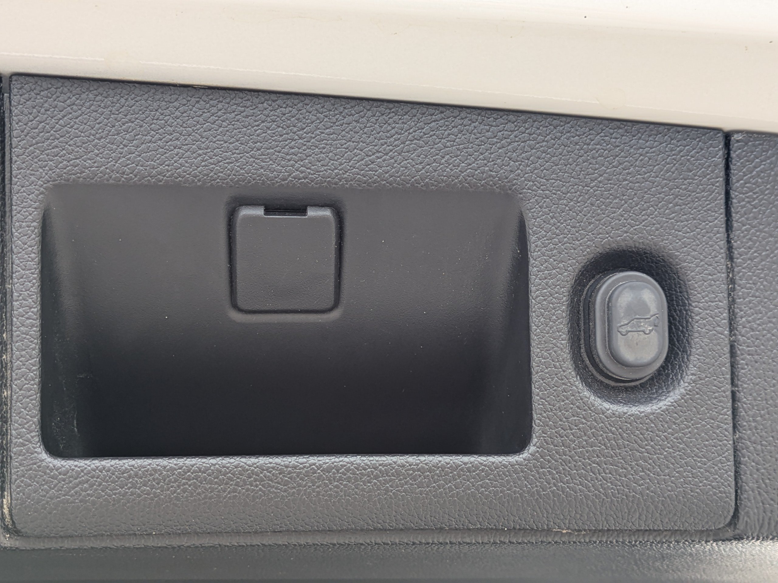 Used 2018 White Frost Tricoat GMC Denali image 14