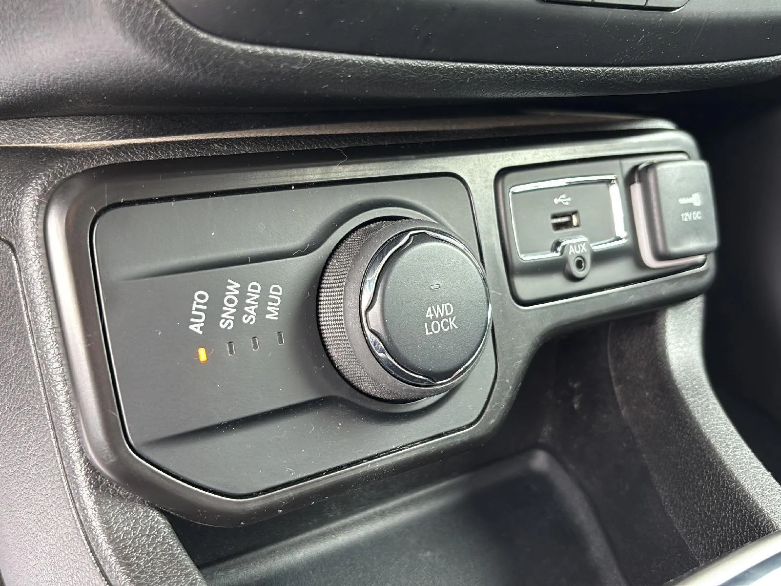 Used 2022 Alpine White Clearcoat Jeep Sport image 17