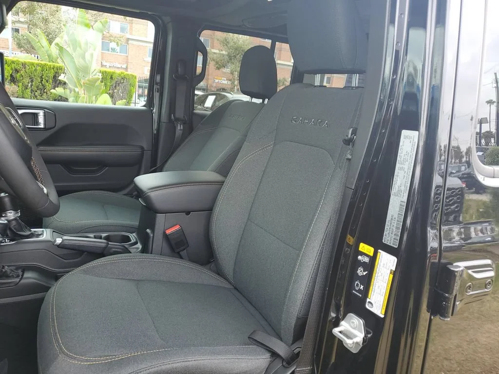 Used 2024  Jeep Sahara image 18