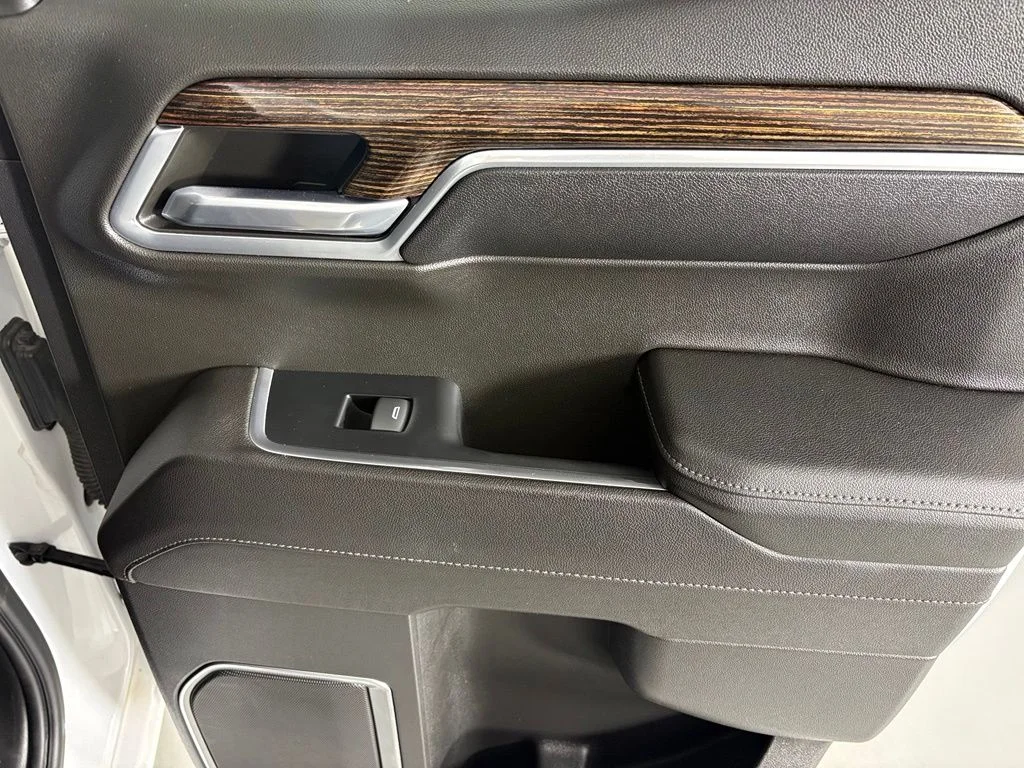 Used 2023 White GMC Elevation image 18