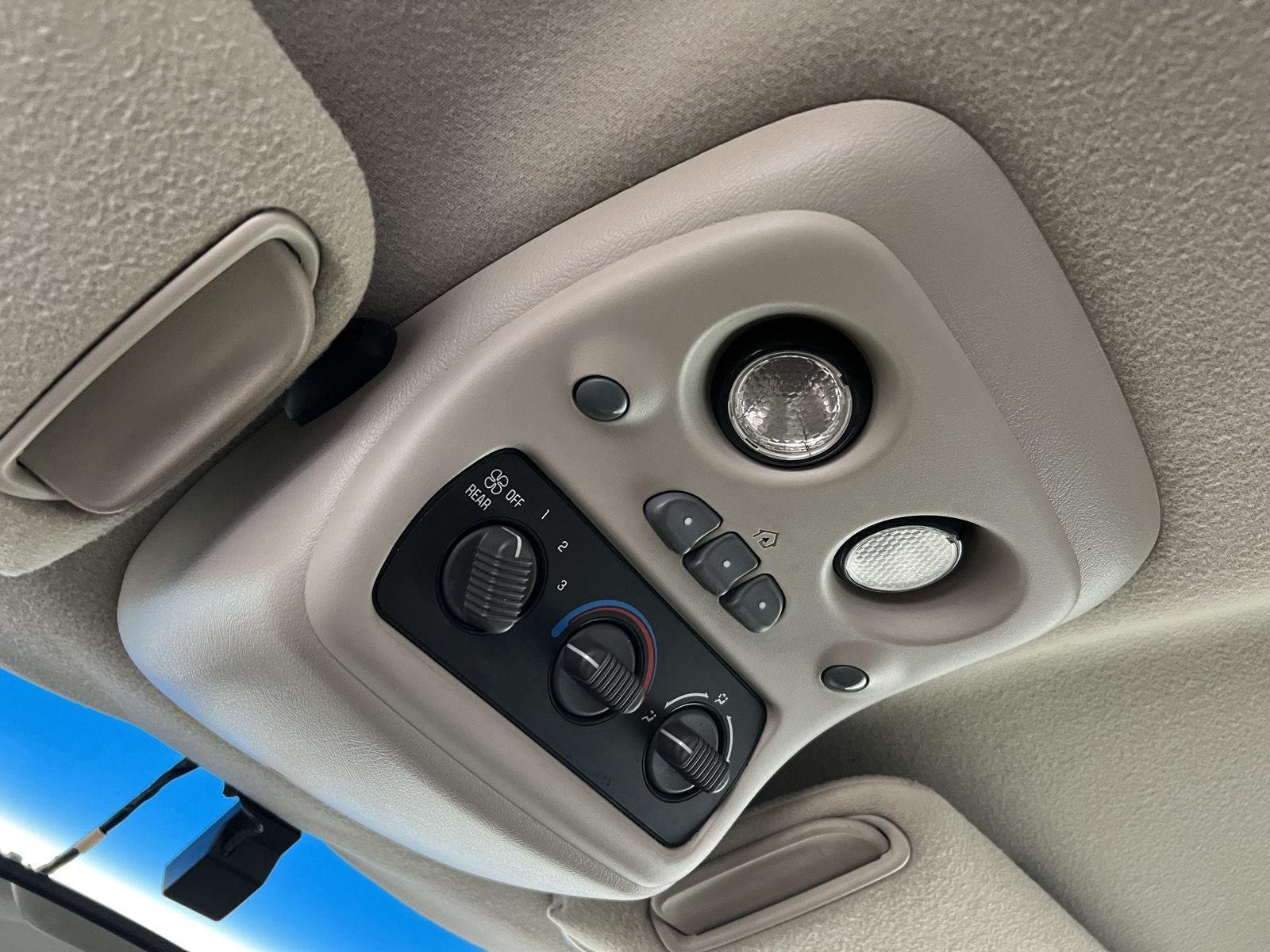 2001 Chevrolet Suburban Base - Photo 19