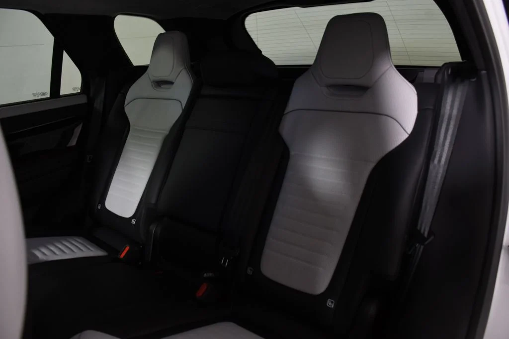 New 2026 Ostuni Prl Whi Land Rover SV image 27