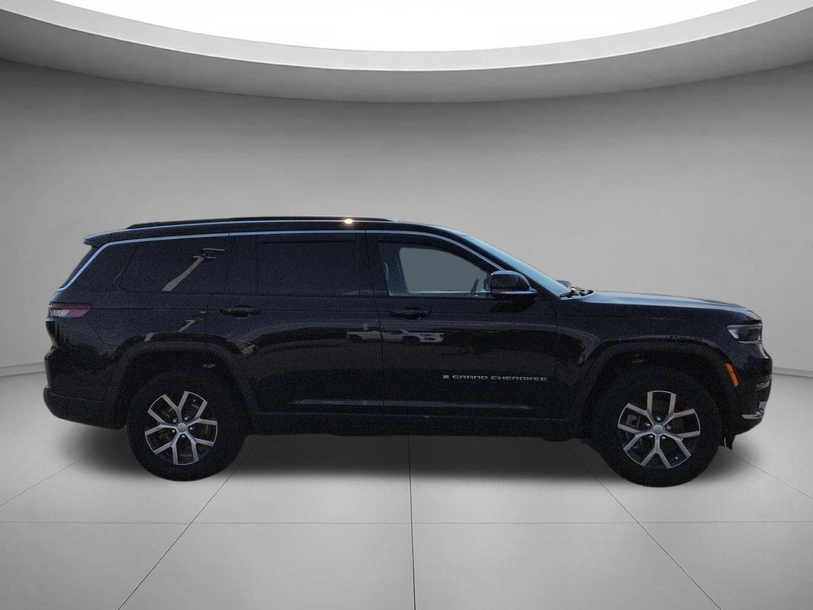 Used 2025 Diamond Black Crystal Pearlcoat Jeep Limited image 6