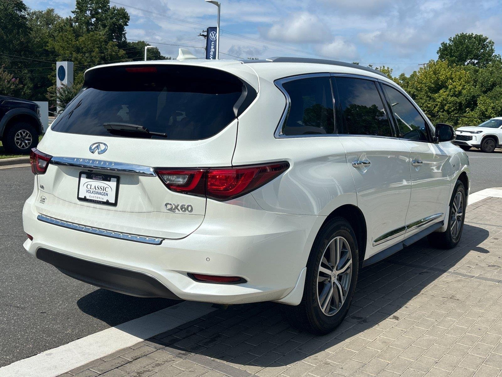 Used 2020 Majestic White INFINITI LUXE image 5