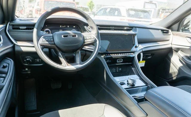 New 2026 Bright White Clear-Coat Exterior Paint Jeep Altitude image 12