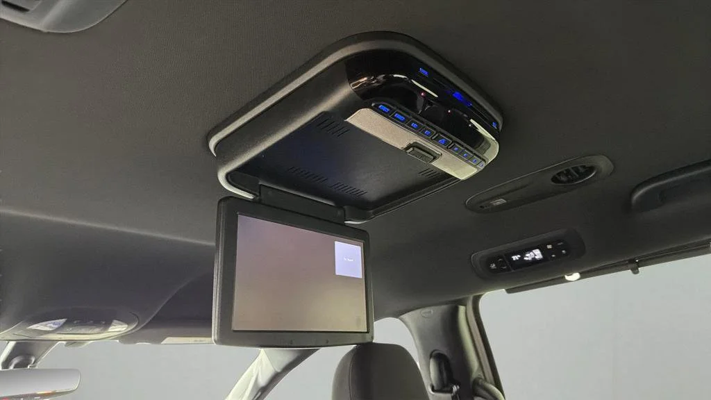 Used 2019 White Chrysler Touring Plus image 28