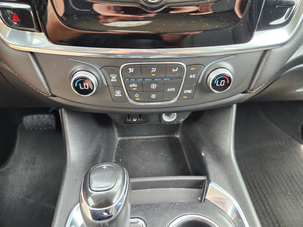 Used 2019 Silver Ice Metallic Chevrolet LT Cloth image 18