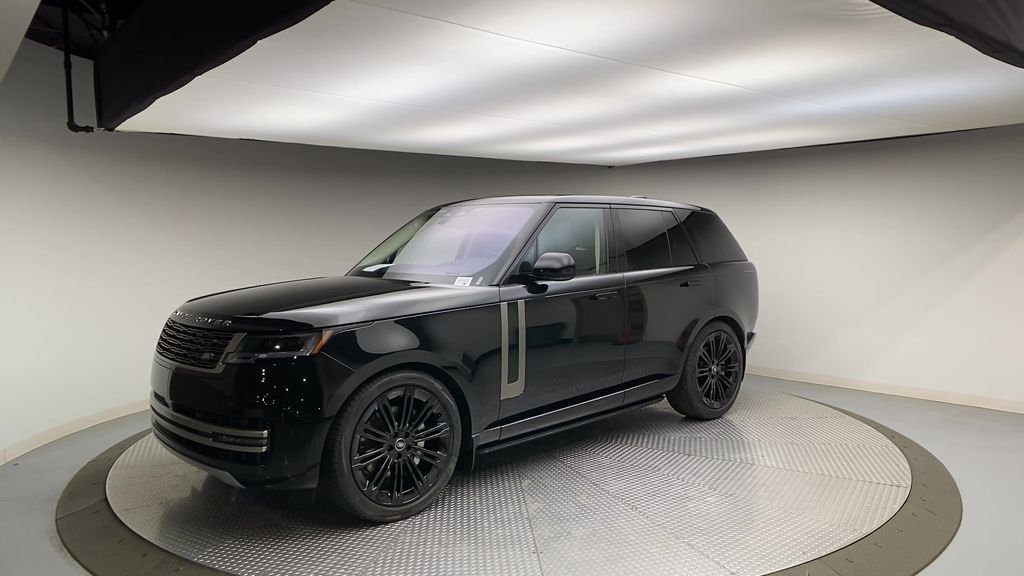 Used 2023  Land Rover SE image 4