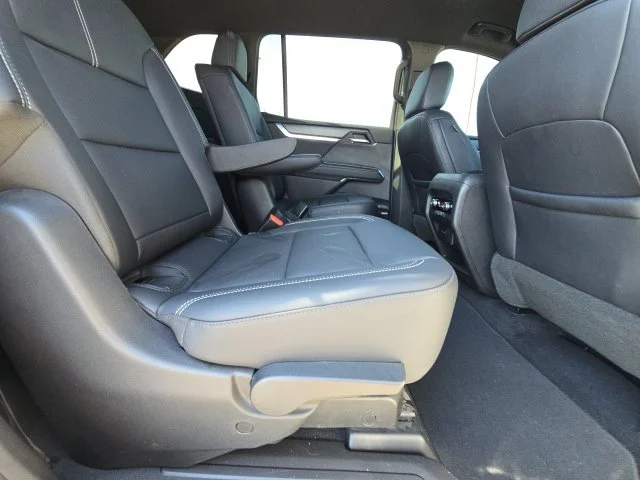 Used 2024 White GMC Elevation image 16