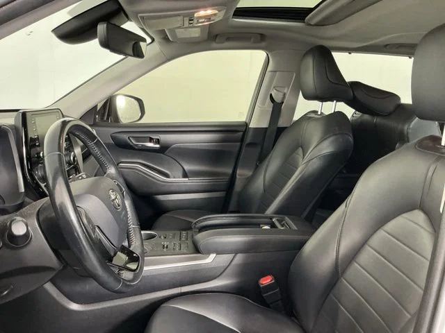 Used 2020 White Toyota XLE image 10