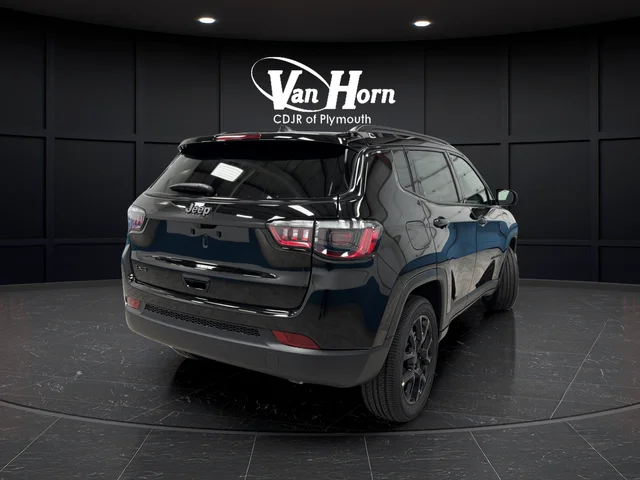 New 2026 Diamond Black Crystal Pearlcoat Jeep Latitude image 7