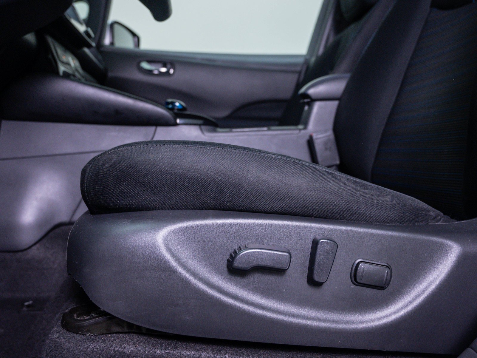 Used 2022 Brilliant Silver Nissan SV PLUS image 18