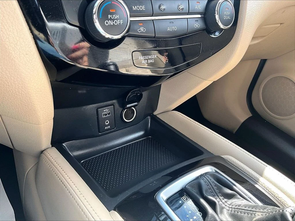 Used 2017 Red Nissan SL image 28