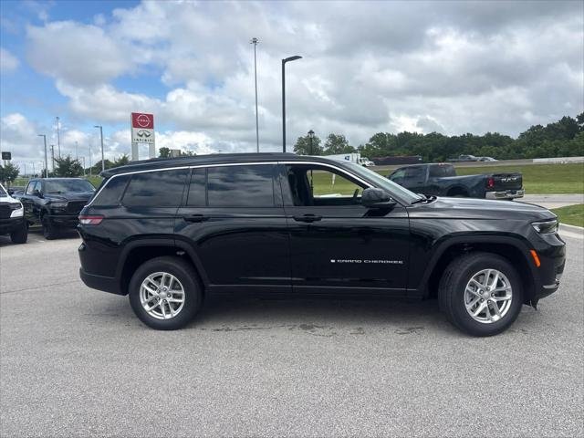 New 2026 Diamond Black Crystal Pearl-Coat Exterior Paint Jeep Laredo image 11