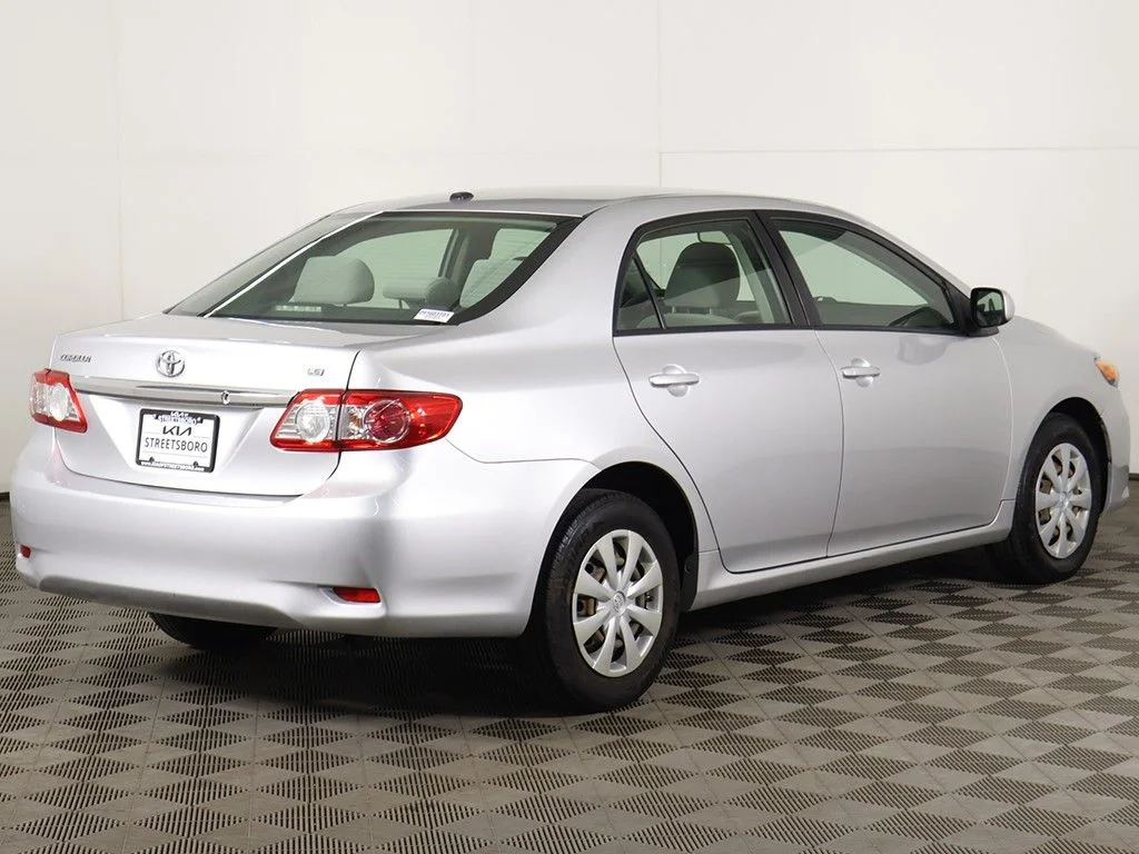 Used 2011 Silver Toyota LE image 5