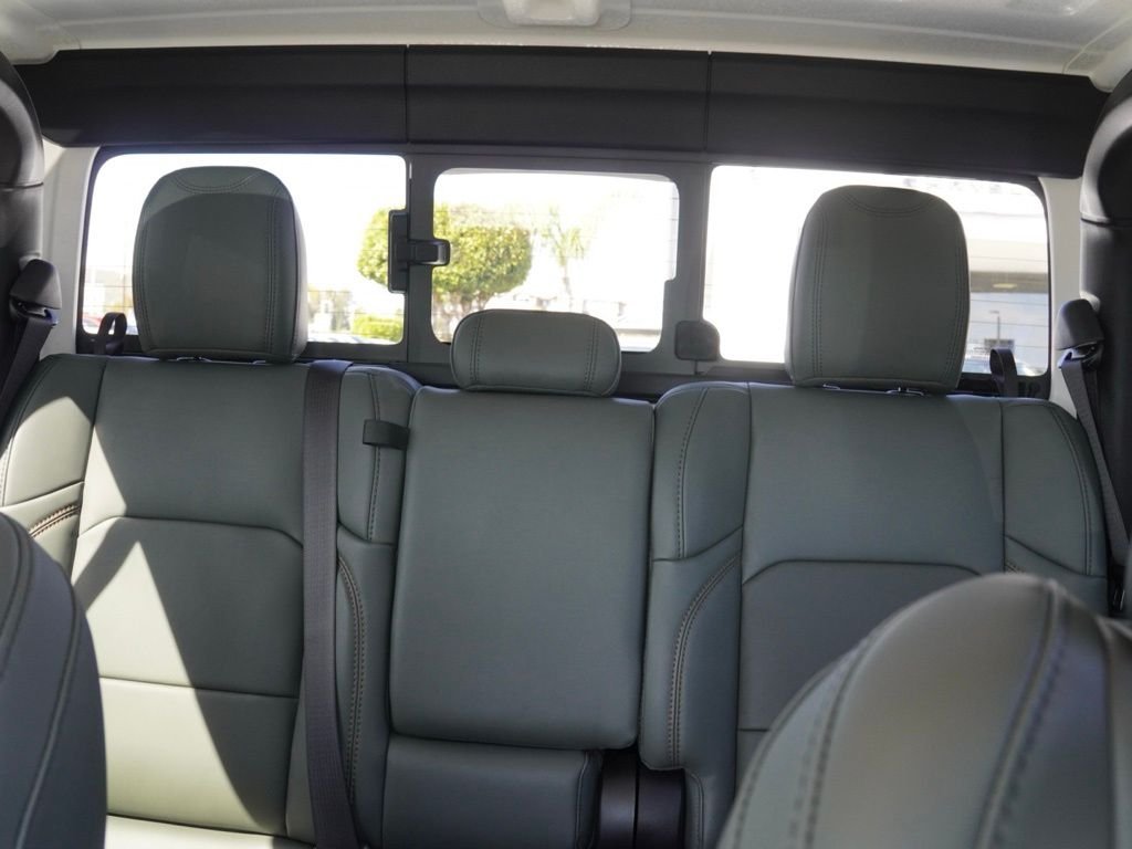 New 2026 Bright White Clear-Coat Exterior Paint Jeep Mojave image 28