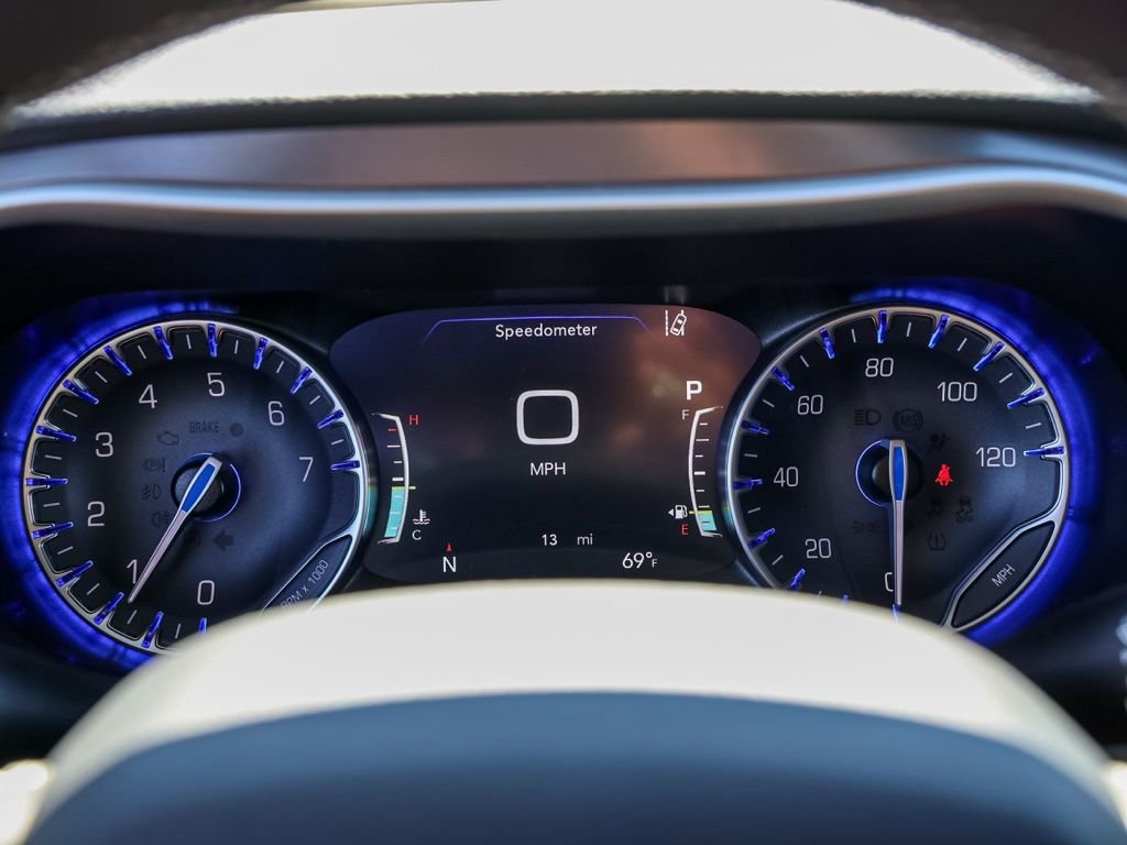 New 2026 Bright White Clear-Coat Exterior Paint Chrysler Select image 26