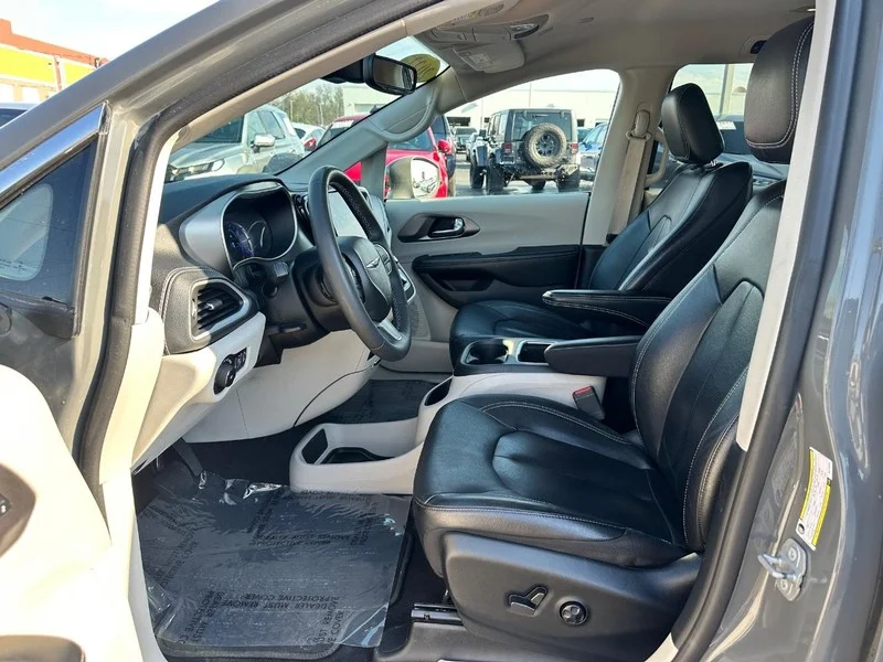 Used 2022 Ceramic Gray Clearcoat Chrysler Hybrid Touring L image 19
