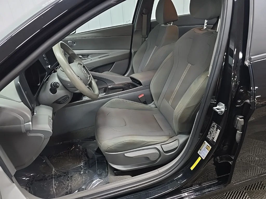 Used 2022 Black Hyundai SE image 29