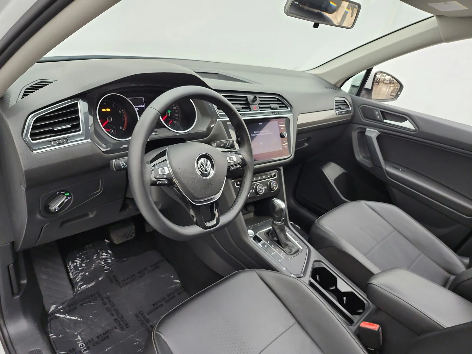 Used 2019 Pure White Volkswagen 2.0T SE FWD image 9
