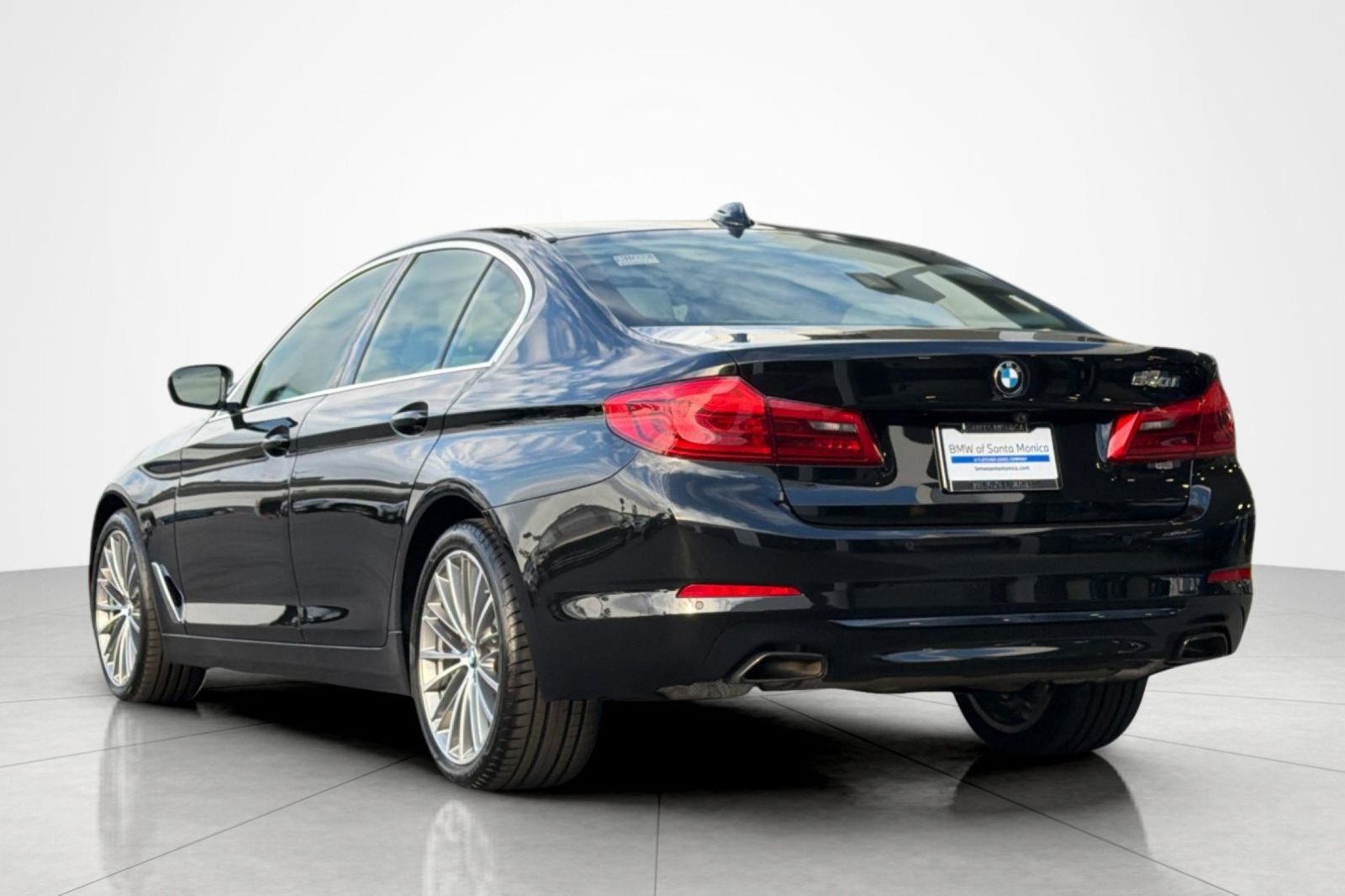 Used 2020 Black Sapphire Metallic BMW 540i image 3