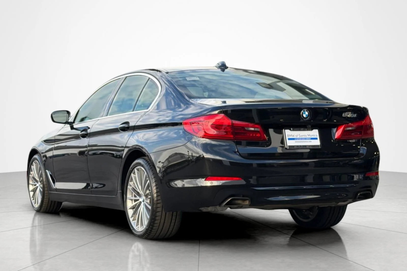 Used 2020 Black Sapphire Metallic BMW 540i image 3