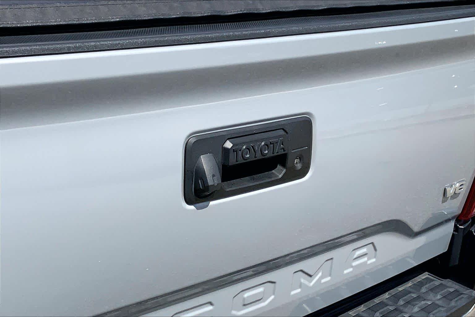 Used 2021 Cement Toyota SR5 image 29
