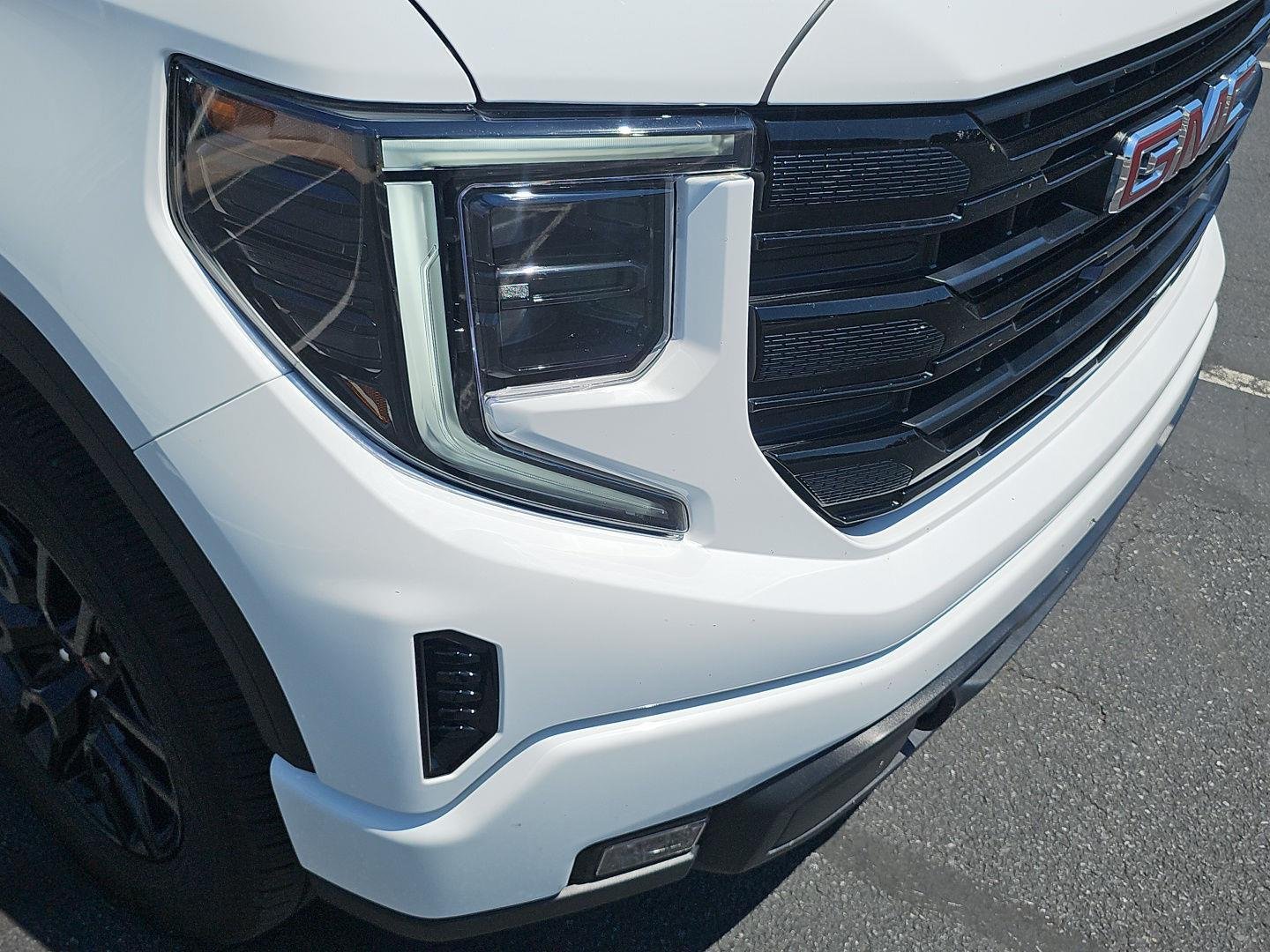 Used 2025 Summit White GMC Elevation image 33