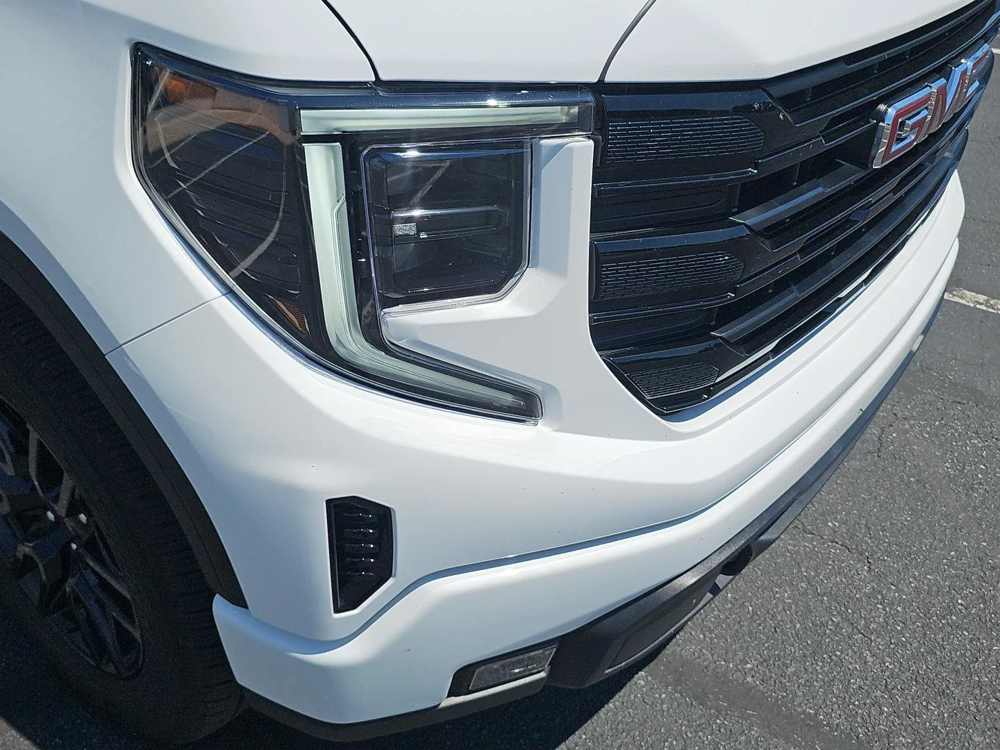 Used 2025 Summit White GMC Elevation image 33