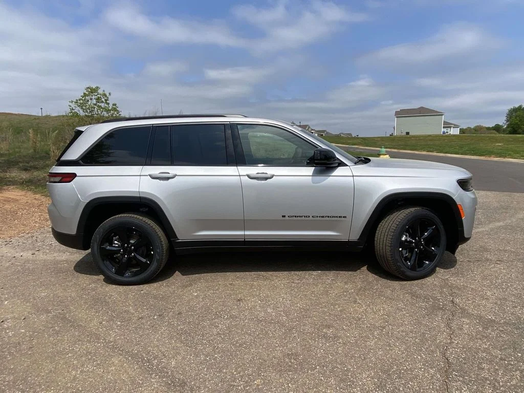 New 2026 Silver Zynith Exterior Paint Jeep Limited image 7