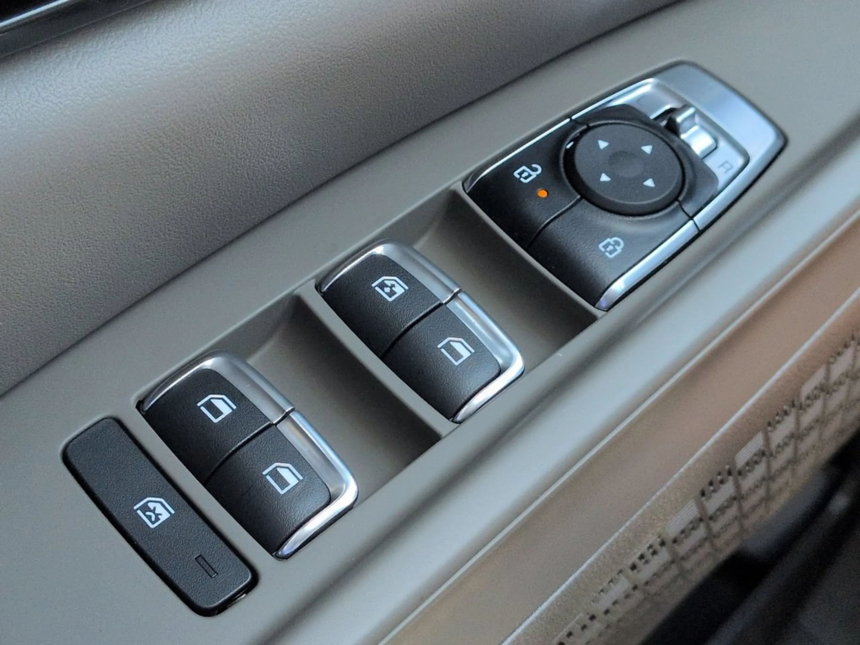 New 2027 Ceramic Silver Kia LXS image 28