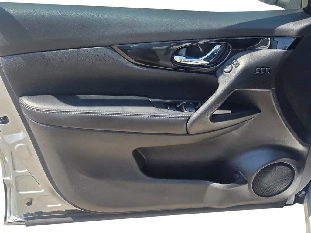 Used 2022 Silver Nissan SV image 11