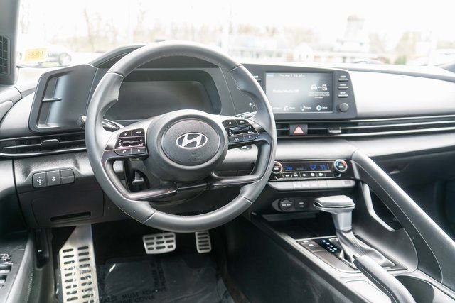 Used 2025 Gray Hyundai SEL Sport image 13