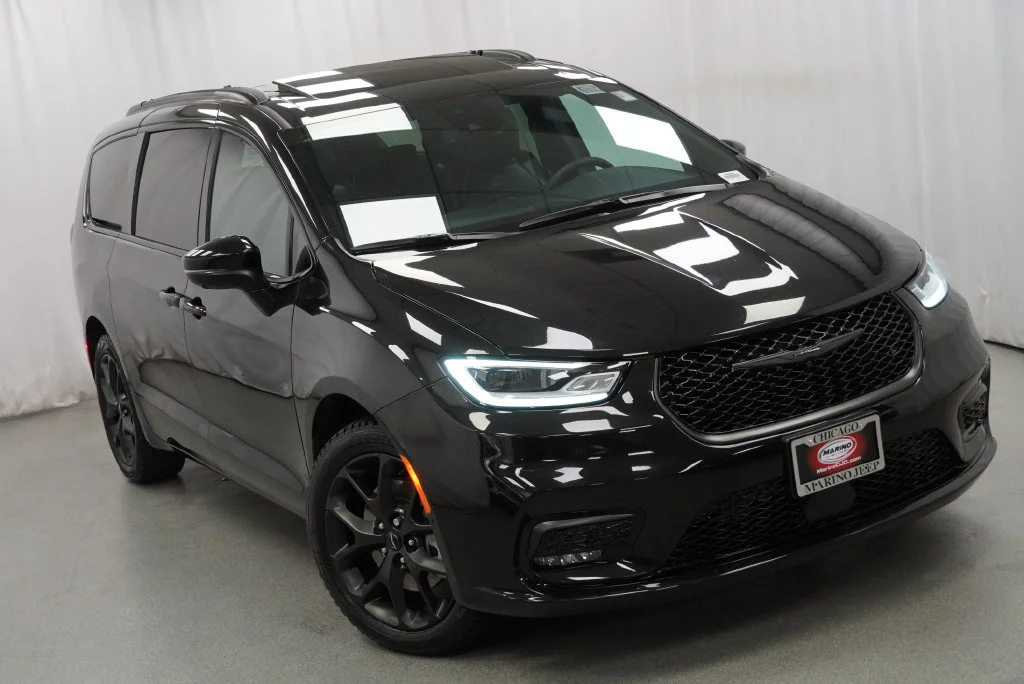 Used 2023 Black Chrysler Touring L image 14
