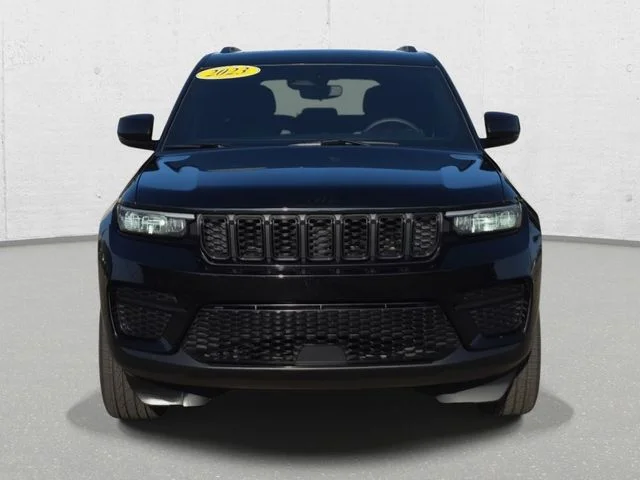 Used 2023 Diamond Black Jeep Altitude X image 2