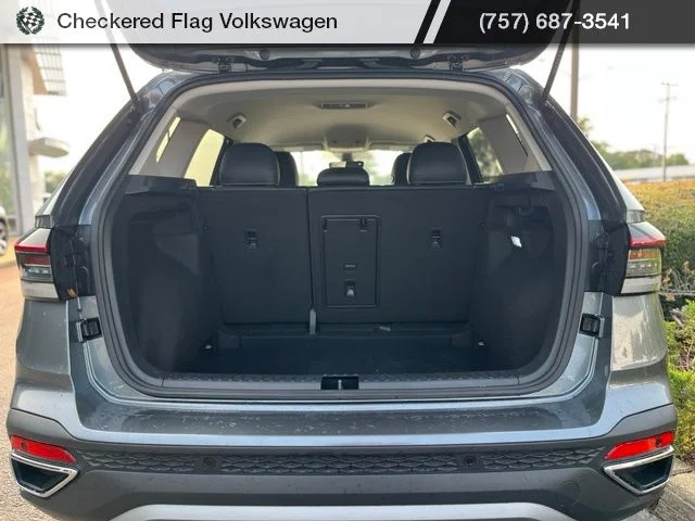 Used 2025 Platinum Gray Metallic Volkswagen 1.5T SE image 30