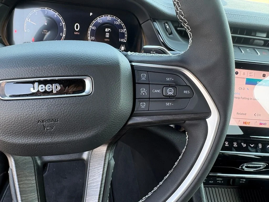 New 2026 Diamond Black Crystal Pearl-Coat Exterior Paint Jeep Altitude image 18