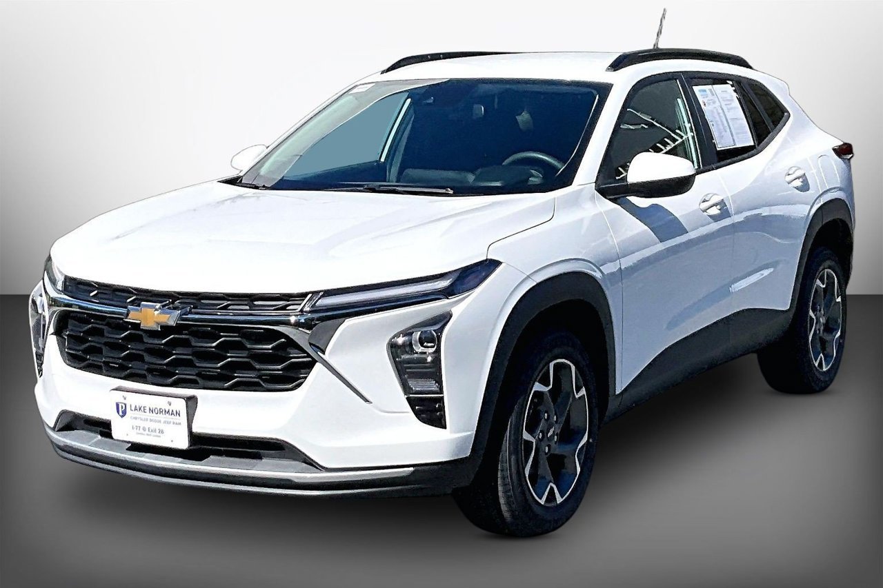 Used 2025 White Chevrolet LT image 4